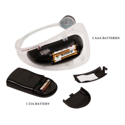 Dispositivo transparente com pilhas AAA e controle remoto preto com pilha 23A abertos