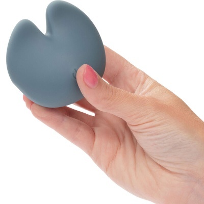 Objeto cinzento em forma de gota segurado por uma mão