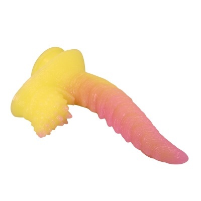 Produto de silicone amarelo e rosa texturizado sobre fundo branco