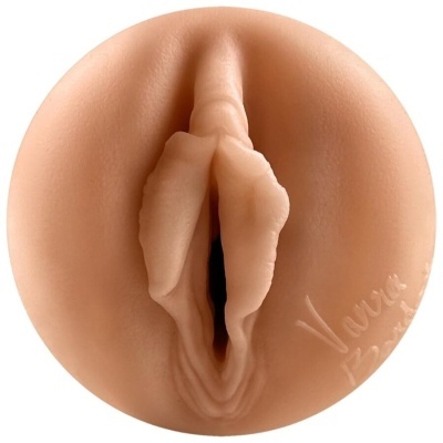 Brinquedo em forma de vulva cor de pele com assinatura Vanya