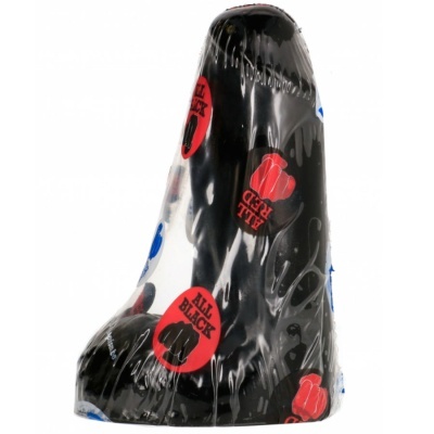 Assento de bicicleta preto com etiquetas vermelhas e pretas