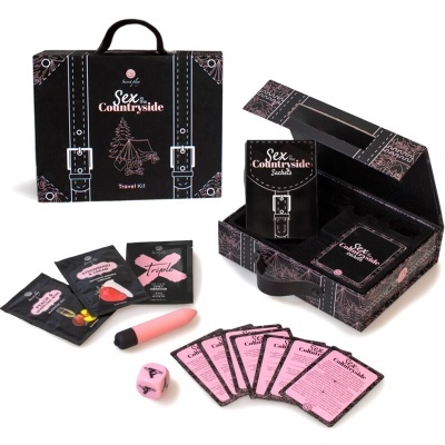 Kit Sex Countryside com embalagem preta tipo mala, cartas, pacotes coloridos, dado e vibrador rosa