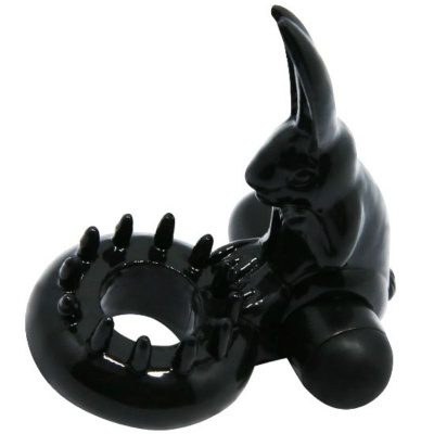 Anel preto com figura de coelho e espinhos