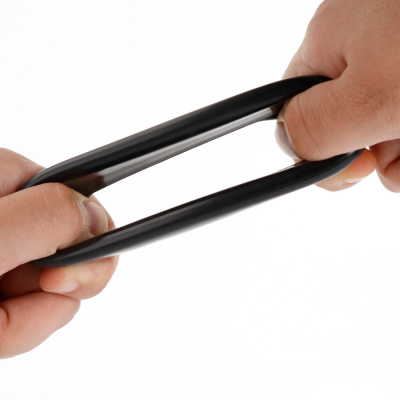 Mãos a esticar elástico preto largo e liso