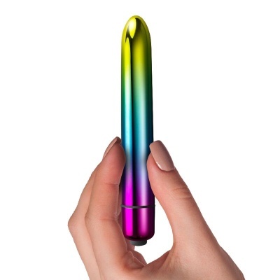 vibrador metálico colorido em gradiente segurado por mão com unhas nude