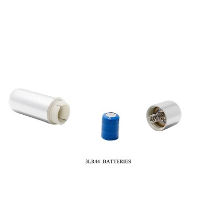 Pequena pilha azul 3LR44 com duas tampas metálicas cilíndricas separadas