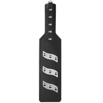 Pá de couro preta com rebites prateados e argola metálica