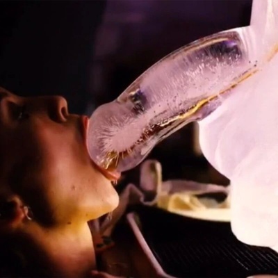 Pessoa deitada com estrutura transparente na boca em ambiente escuro