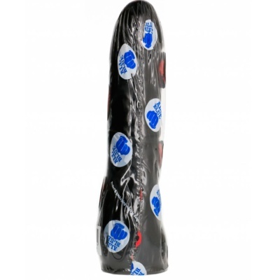 Produto preto alongado embalado em plástico com etiquetas azuis e brancas