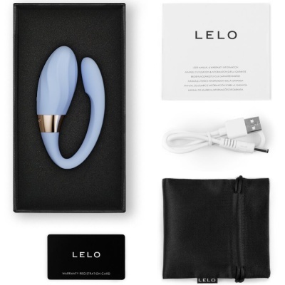 Produto LELO com vibrador azul em caixa preta, manual, cabo USB, saco de tecido preto e cartão de garantia