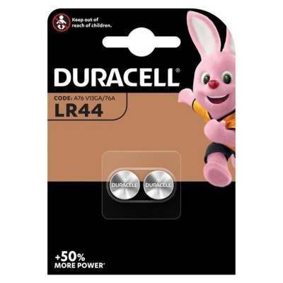 Pack de duas pilhas botão Duracell LR44 com embalagem preta e castanha e coelho rosa