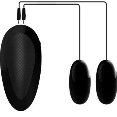 Dispositivo eletrônico preto com dois componentes ovais ligados a um controle maior por fios