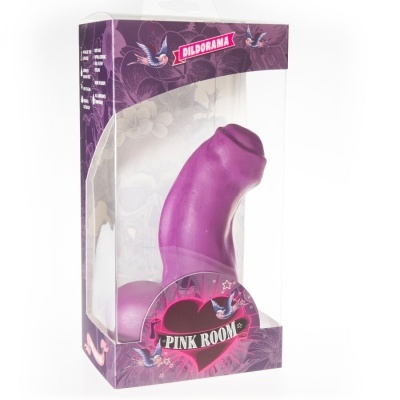 Dildo roxo em embalagem transparente com fundo roxo decorado e texto DILDORAMA e PINK ROOM