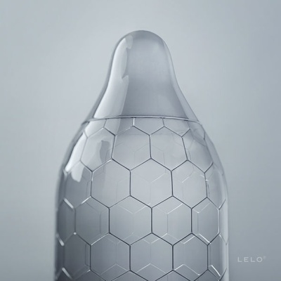 Preservativo transparente com padrão hexagonal e textura lisa na parte superior com marca LELO