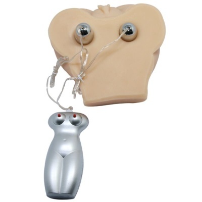 Dispositivo em forma de torso feminino bege com eletrodos e controlador prateado