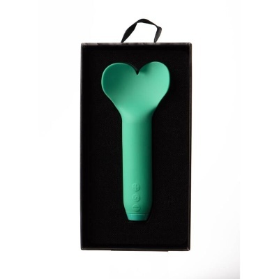 Vibrador verde em forma de coração na embalagem preta