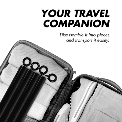 Mala aberta com toalhas, tubos pretos desmontáveis, sapatilhas brancas e roupa clara