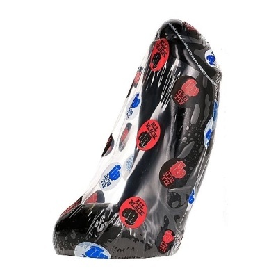 Sapato salto alto preto com padrão de mãos e texto 'BLACK GEEK'