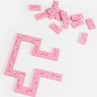 Jogo de dominó cor-de-rosa com figuras de yoga em fundo branco