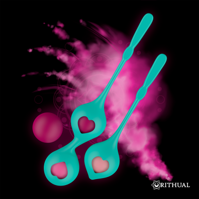 Colheres de silicone azul-esverdeado com formas de coração em fundo preto com fumaça rosa