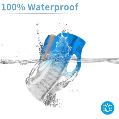 Copo térmico azul e transparente submerso em água com texto 100% Waterproof