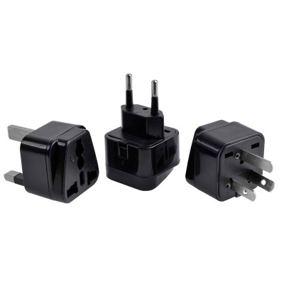 Três adaptadores de tomada preto com diferentes tipos de pinos sobre fundo branco