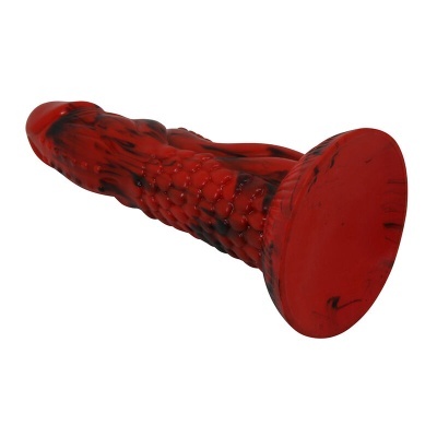 Brinquedo erótico em silicone vermelho com manchas pretas e textura de escamas.