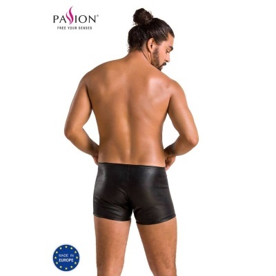 Homem de costas usando cueca preta brilhante e logo Passion