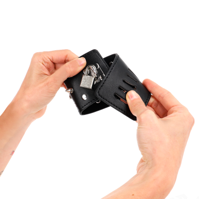 Carteira preta em pele sintética com cadeado e chaves