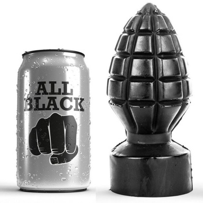 Lata metálica rotulada ALL BLACK e objeto preto em forma de granada sobre superfície branca