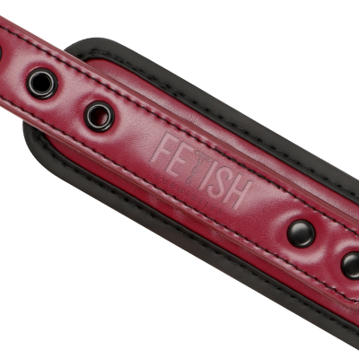 Pulseira de couro sintético vermelho e preto com a palavra FETISH gravada.