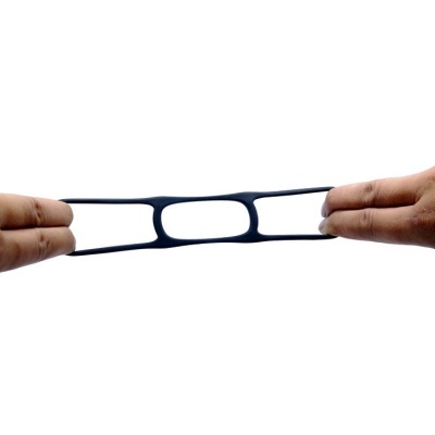 Banda elástica preta sendo esticada entre duas mãos sobre fundo branco