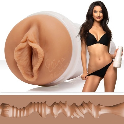 Masturbador masculino feminino em silicone cor da pele com textura interna e entrada vaginal realista, modelo ao lado em lingerie preta segurando o produto