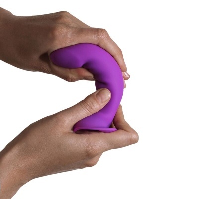 Objeto flexível em silicone roxo sendo segurado por mãos