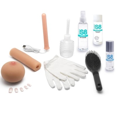 Conjunto de produtos variados para cuidados e acessórios, com texto S8 em alguns frascos.