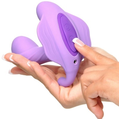 Dispositivo lilás de silicone com controle roxo em mão feminina