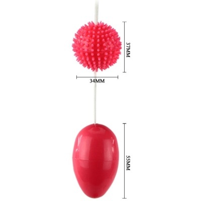 Dois objetos vermelhos ligados por corda, esfera texturizada e ovo liso em fundo branco