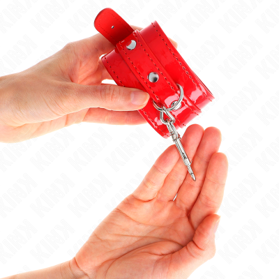 Pulseira vermelha brilhante com mosquetão prateado segurada por duas mãos