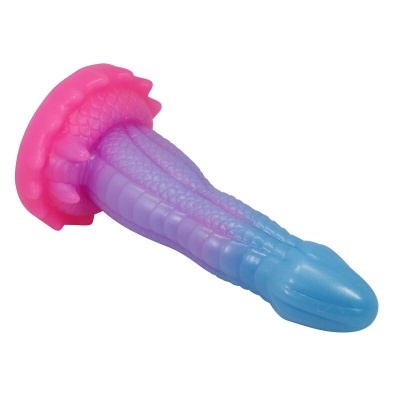 Objeto alongado em silicone texturizado com base circular rosa e corpo em degradê azul e rosa