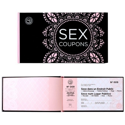 Conjunto de cartões Sex Coupons em caixa preta com detalhes rosa e cartão aberto com texto bilingue