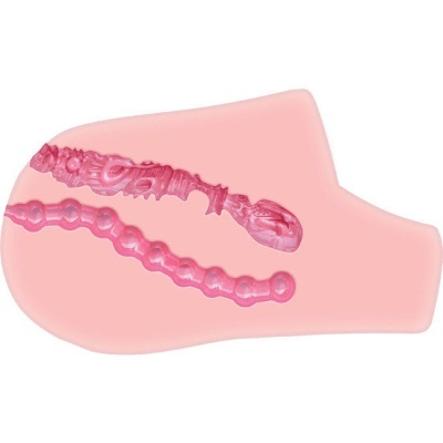 Dois objetos rosa translúcidos com texturas distintas sobre fundo claro