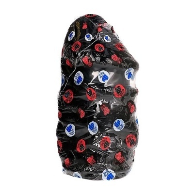 Pneu automóvel embalado em plástico com etiquetas azuis e vermelhas