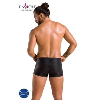 Homem de costas com cueca boxer preta em fundo branco, com texto e selo na imagem.