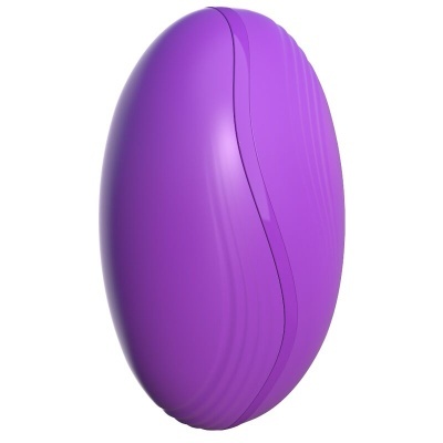 Objeto oval roxo com superfícies lisas e onduladas sobre fundo branco