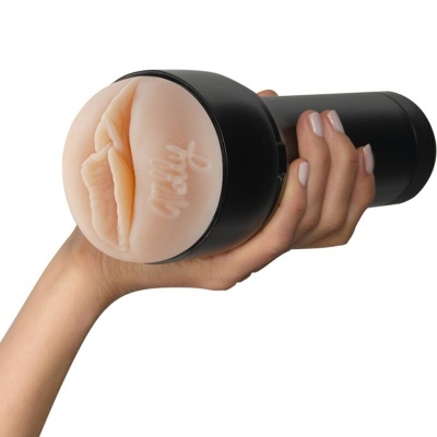 Masturbador masculino em silicone cor de pele com invólucro preto