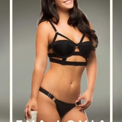 Mulher com lingerie preta e produto branco em mão com texto FLESHLIGHT e EVA LOVIA em fundo cinza