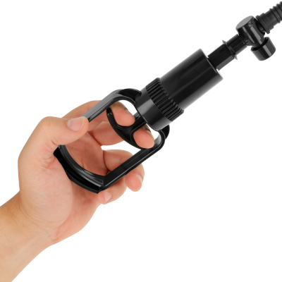 Mão segurando bomba de ar manual preta