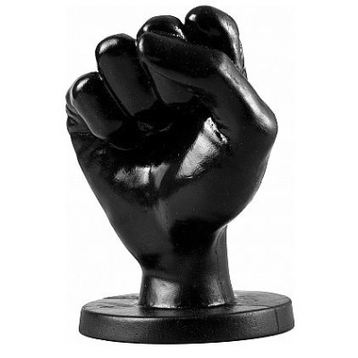 Escultura preta em forma de mão fechada em punho