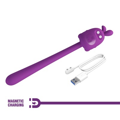 Acessório roxo alongado com detalhe de personagem e cabo USB branco para carregamento