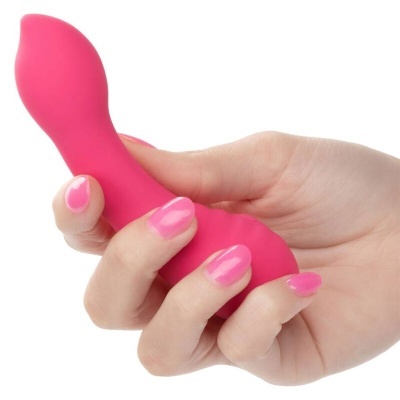 Mão segurando vibrador rosa de silicone